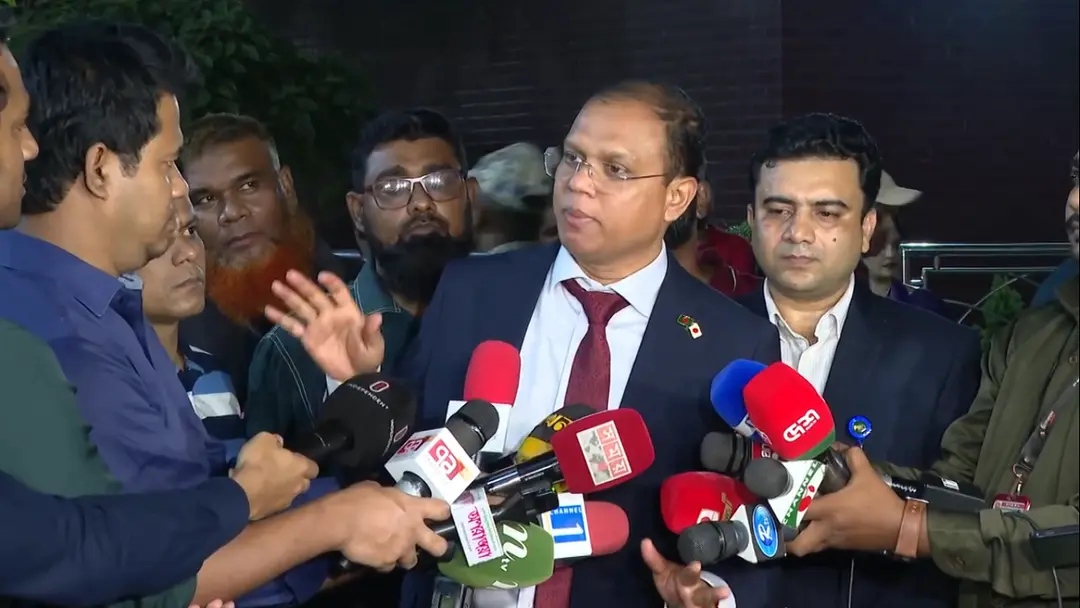 অন্য বিমানে ফেরার সুযোগ থাকলেও সফরসঙ্গীদের সঙ্গ ছাড়েননি প্রধানমন্ত্রী